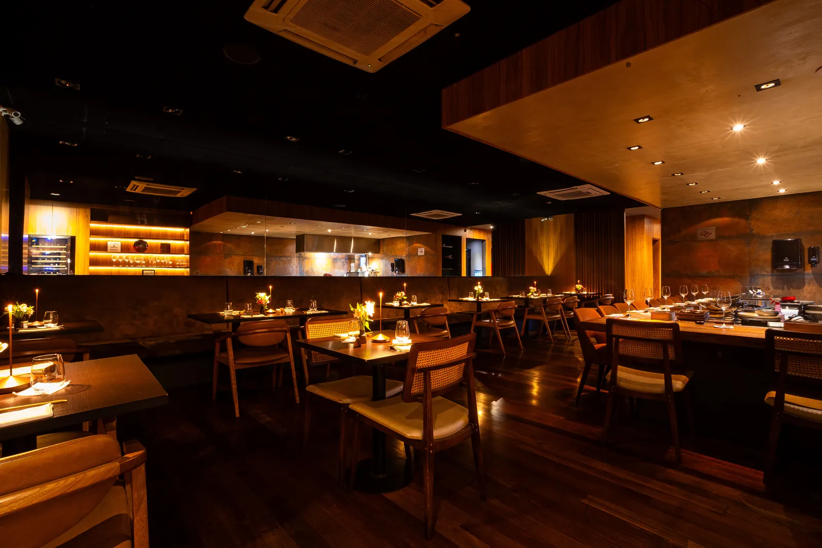 HUTO Izakaya · ambiente